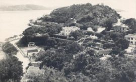 Vista de parte da Praia Pequena e Colina da Barra